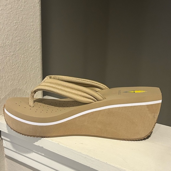 VOLATILE Women's Platform Wedge Zoe Sandals Size 11 NIB - Picture 3 of 10